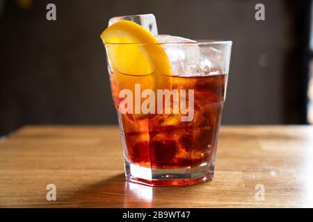 Altmodischer Cocktail in der trendigen Bar mit Sonnenschein. Stockfoto