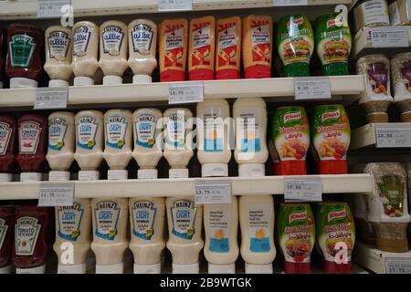 Dubai Uae Dezember 2019 Vielfalt Von Heinz, Knorr Nandos Brand Tomato Ketchup Und Mayonnaise Display Im Shop Zum Verkauf. Leichte Mayo- Und Chili-Mayo-Sauce. B. Stockfoto