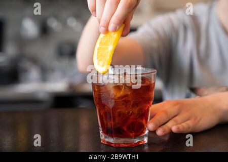 Altmodischer Cocktail in der trendigen Bar mit Sonnenschein. Stockfoto