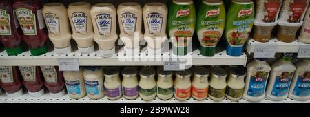 Dubai Uae Dezember 2019 Vielfalt Von Heinz, Knorr Nandos Brand Tomato Ketchup Und Mayonnaise Display Im Shop Zum Verkauf. Leichte Mayo- Und Chili-Mayo-Sauce. B. Stockfoto