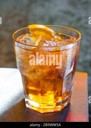 Altmodischer Cocktail in der trendigen Bar mit Sonnenschein. Stockfoto