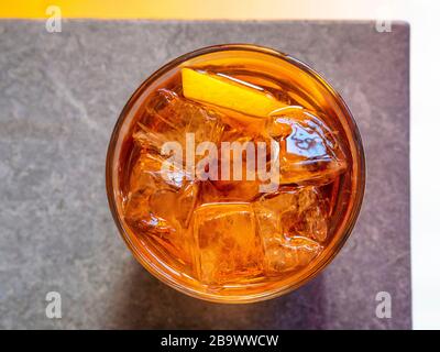 Altmodischer Cocktail in der trendigen Bar mit Sonnenschein. Stockfoto