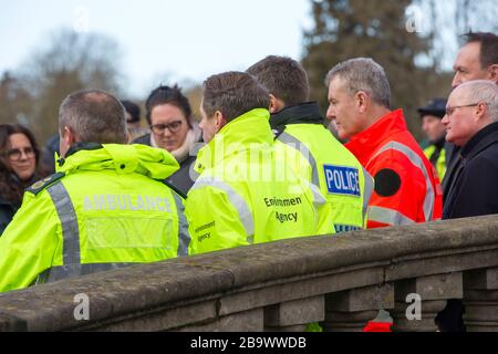 Die Mitarbeiter der Polizei, des Ambulance and Environment Agency halten eine Pressekonferenz über das Hochwasser in Bewdley, Worcestershire, ab, als der River Severn seine durchbrach Stockfoto