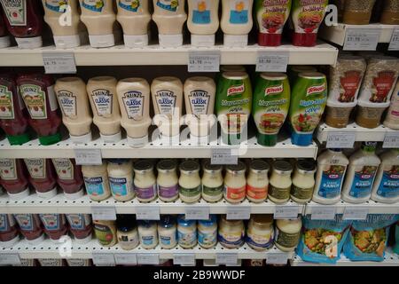 Dubai Uae Dezember 2019 Vielfalt Von Heinz, Knorr Nandos Brand Tomato Ketchup Und Mayonnaise Display Im Shop Zum Verkauf. Leichte Mayo- Und Chili-Mayo-Sauce. B. Stockfoto