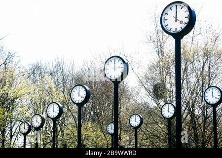 Umstrittener Wochenendzeitwechsel. Uhreninstallation Zeitfeld von Klaus Rinke am nördlichen Eingang des Volksgartens in Düsseldorf. Stockfoto