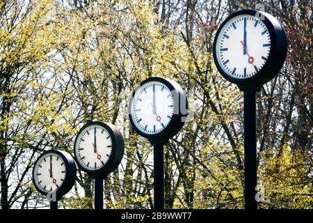 Umstrittener Wochenendzeitwechsel. Uhreninstallation Zeitfeld von Klaus Rinke am nördlichen Eingang des Volksgartens in Düsseldorf. Stockfoto