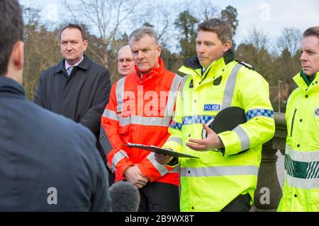 Die Mitarbeiter der Polizei, des Ambulance and Environment Agency halten eine Pressekonferenz über das Hochwasser in Bewdley, Worcestershire, ab, als der River Severn seine durchbrach Stockfoto