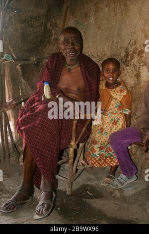 Frauen des Datooga-Stammes in traditionellen Kleidungs-, Perlen- und Ohrringen Schönheitsscharben sind um die Augen herum zu sehen, fotografiert im Lake Eyasi Tanzania Stockfoto