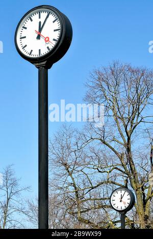 Umstrittener Wochenendzeitwechsel. Uhreninstallation Zeitfeld von Klaus Rinke am nördlichen Eingang des Volksgartens in Düsseldorf. Stockfoto