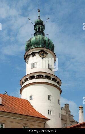 Schloss in Nove Mesto nad Metuji in den Sommerzeiten mit wunderschönem blauem Himmel. Stockfoto