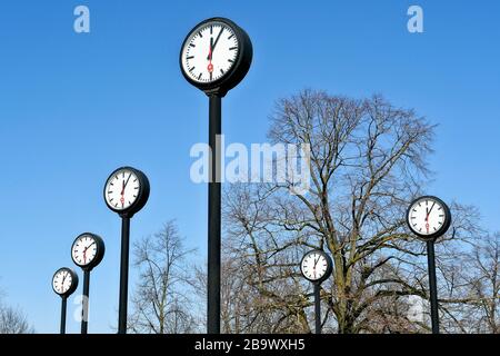 Umstrittener Wochenendzeitwechsel. Uhreninstallation Zeitfeld von Klaus Rinke am nördlichen Eingang des Volksgartens in Düsseldorf. Stockfoto