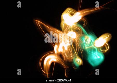 Physiogramm-Fotos - abstrakte Fotos mit beweglichen Lichtern bei langen Aufnahmen. Stockfoto