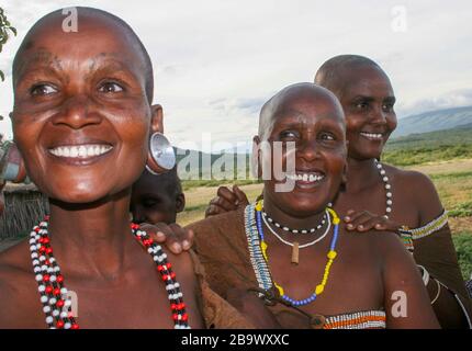 Frauen des Datooga-Stammes in traditionellen Kleidungs-, Perlen- und Ohrringen Schönheitsscharben sind um die Augen herum zu sehen, fotografiert im Lake Eyasi Tanzania Stockfoto