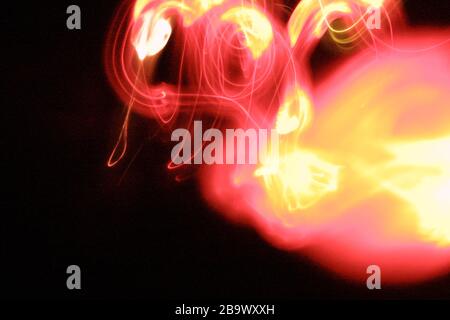 Physiogramm-Fotos - abstrakte Fotos mit beweglichen Lichtern bei langen Aufnahmen. Stockfoto