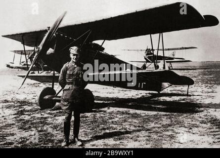 Ernst Udet (1896-1941), vor seinem Fokker D VII Udet trat mit 19 Jahren in den Kaiserlichen Deutschen Luftdienst ein und wurde schließlich zu einem bemerkenswerten fliegenden Ass des ersten Weltkriegs und erzielte bis zum Ende seines Lebens 62 bestätigte Siege. Stockfoto