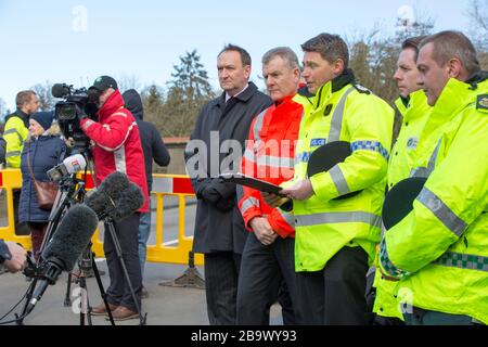 Die Mitarbeiter der Polizei, des Ambulance and Environment Agency halten eine Pressekonferenz über das Hochwasser in Bewdley, Worcestershire, ab, als der River Severn seine durchbrach Stockfoto