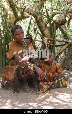 Frauen des Datooga-Stammes in traditionellen Kleidungs-, Perlen- und Ohrringen Schönheitsscharben sind um die Augen herum zu sehen, fotografiert im Lake Eyasi Tanzania Stockfoto