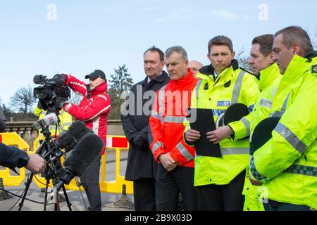 Die Mitarbeiter der Polizei, des Ambulance and Environment Agency halten eine Pressekonferenz über das Hochwasser in Bewdley, Worcestershire, ab, als der River Severn seine durchbrach Stockfoto