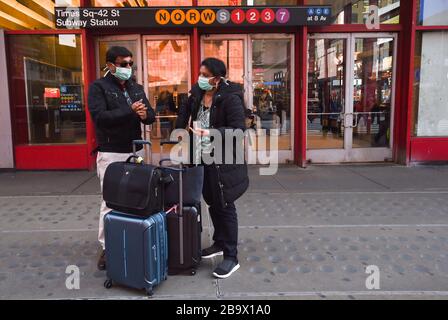 New York, NY, USA. März 2020. COVID 19, Times Square Out and About for Coronavirus Disease COVID-19 Pandemic Impacts New Yorker, New York, NY 18. März 2020. Credit: Kristin Callahan/Everett Collection/Alamy Live News Stockfoto