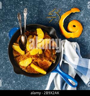 Crepe Suzette. Crepes mit Orangensauce in Bratpfanne, Draufsicht Stockfoto