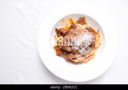 Eine Lammsauce mit handgemachter Papparadelle Pasta Stockfoto