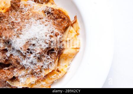 Eine Lammsauce mit handgemachter Papparadelle Pasta Stockfoto