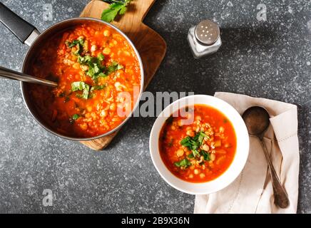 Marokkanischen Suppe mit Kichererbsen, Ansicht von oben Stockfoto