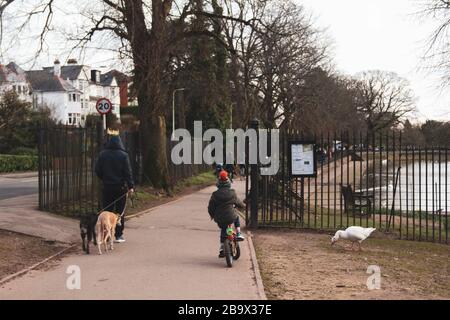 Cardiff, Wales. März 2020. Cardiff City Council hat den Spielbereich der Kinder im Roath Park aufgrund der Zunahme von COVID-19 geschlossen Stockfoto