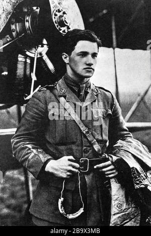 Ein Porträt von Albert Ball, VC, DSO & Two Bars, MC (1896-1917) war ein englischer Jagdflieger während des ersten Weltkriegs. Zum Zeitpunkt seines Todes war er mit 44 Siegen der führende Fliegende des Vereinigten Königreichs und blieb hinter Edward Mannock, James McCudden und George McElroy sein vierthöchster Werfer. Fotografiert vor einem alten Caudron G.3, einmotorigen französischen Biplane-Aufklärungsflugzeug und Trainer. Stockfoto
