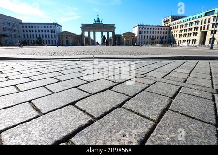 Der Platz vor dem Brandenburger Tor in Berlin, in der Regel ein wichtiger Wahrzeichen und touristischer Hotspot, ist während der Sperrung von Coronavirus in Deutschland menschenleer. Stockfoto