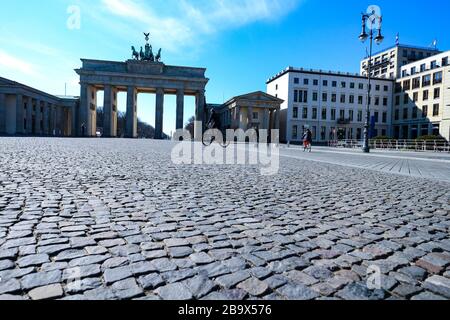 Der Platz vor dem Brandenburger Tor in Berlin, in der Regel ein wichtiger Wahrzeichen und touristischer Hotspot, ist während der Sperrung von Coronavirus in Deutschland menschenleer. Stockfoto