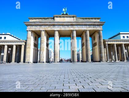 Das Brandenburger Tor in Berlin, in der Regel ein wichtiger Wahrzeichen und touristischer Hotspot, ist während der Sperrung von Coronavirus in Deutschland meist menschenleer. Stockfoto