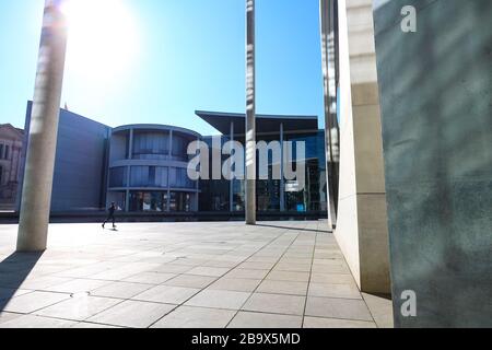 Ein Alleinläufer im desertierten Regierungsbezirk (deutsch: "Regierungsviertel") in Mittelberlin während der Abschaltung des Coronavirus in Deutschland. Stockfoto