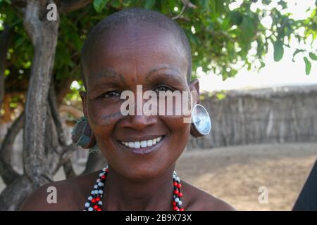 Porträt einer in Lake Eyasi Tanzania fotografierten Datooga-Frau Stockfoto