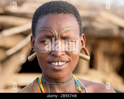 Porträt einer in Lake Eyasi Tanzania fotografierten Datooga-Frau Stockfoto