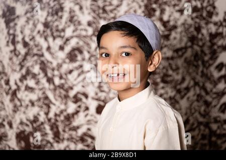 Indisches muslimisches Kind lächelndes Gesicht Porträt innen Stockfoto