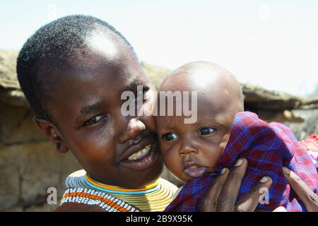 Porträt einer Frau aus Datooga mit Baby, das in Lake Eyasi Tanzania fotografiert wurde Stockfoto