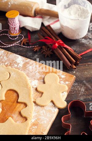 Lebkuchen machen. Weihnachten Hintergrund Teig und Cookie Cutter backen. Stockfoto