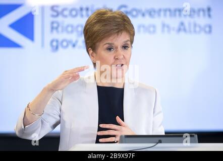 Schottlands erster Minister Nicola Sturgeon hält ein Briefing über den Ausbruch des Coronavirus (COVID-19) im St Andrew's House in Edinburgh ab, nachdem Premierminister Boris Johnson das Vereinigte Königreich in Sperrstellung versetzt hat, um die Ausbreitung des Coronavirus einzudämmen. Stockfoto