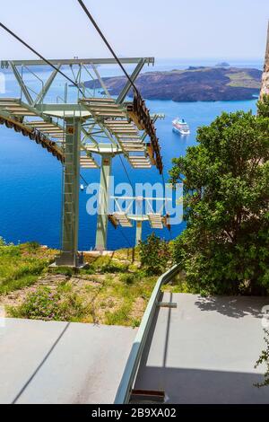 Fira, Insel Santorini, Griechenland Panoramaaussicht, mit Seilbahn vom alten Hafen, hohen vulkanischen Felsen Stockfoto