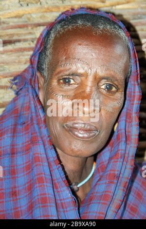 Porträt einer reifen Frau aus Datooga, die in Lake Eyasi Tanzania fotografiert wurde Stockfoto