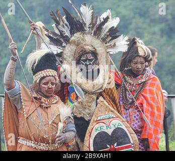 Kikuyu-Krieger tragen Headdress aus Vogelfedern. Fotografiert an den Thomson's Falls Kenya Stockfoto