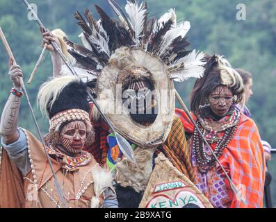 Kikuyu-Krieger tragen Headdress aus Vogelfedern. Fotografiert an den Thomson's Falls Kenya Stockfoto