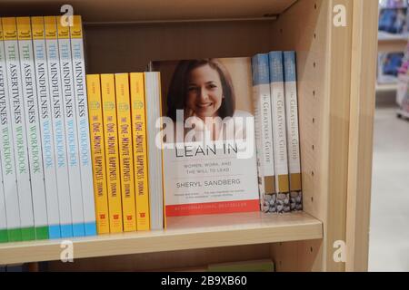 Dubai UAE Dezember 2019 Lean in Buch von Sheryl Sandberg COO von Facebook zum Verkauf im Buchladen ausgestellt. Buch zum Verkauf angeboten. Stockfoto