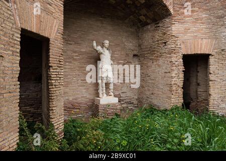 Rom. Italien. Ostia Antica. Überreste der Schola di Traiano (Schola Traianea / Gildensitz Trajan).Statue aus Trajan-Gips in Raum E4 (origina Stockfoto