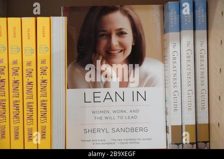 Dubai UAE Dezember 2019 Lean in Buch von Sheryl Sandberg COO von Facebook zum Verkauf im Buchladen ausgestellt. Buch zum Verkauf angeboten. Stockfoto