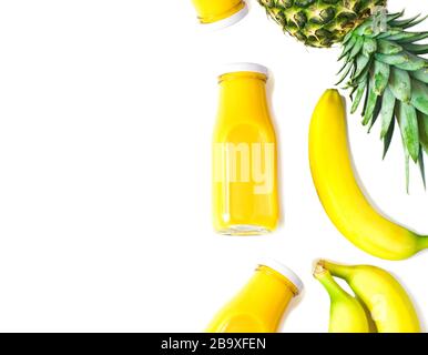 Bunte Banane und Ananas Smoothie in Flaschen auf weißem Hintergrund, Ansicht von oben. Natürliche organische Nahrung Stil, kopieren Raum Stockfoto