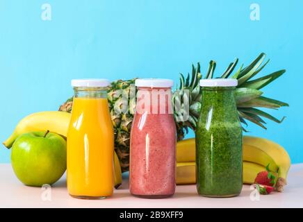 Bunte Smoothies in Flaschen. Natürliche organische Nahrung Stil. Stockfoto