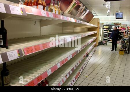 Leere Weinregale im sainsbury Supermarkt während der Corona-Virus-Pandemie in london england Großbritannien Stockfoto