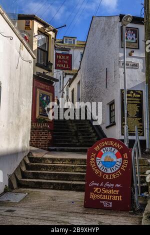 Torquays älteste Kneipe, das Loch in der Mauer. Torquay, Devon, Großbritannien. März 2018. Stockfoto